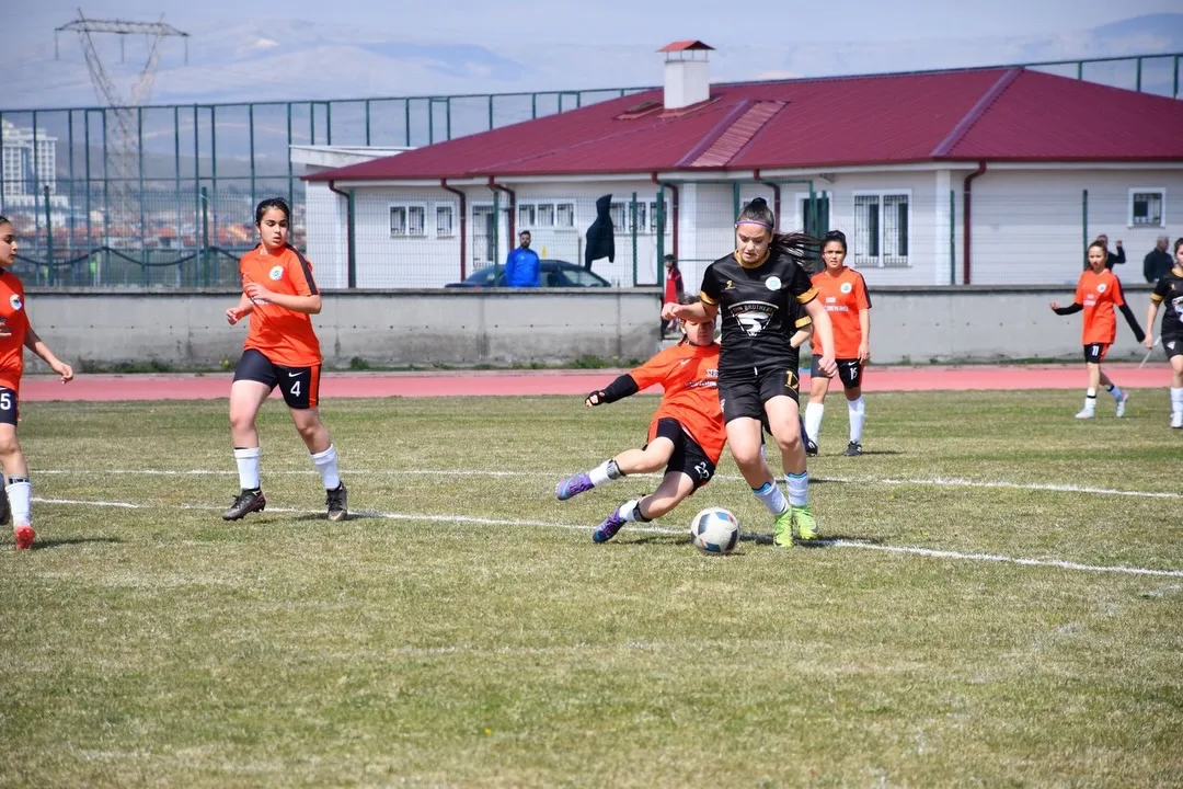 Afyonkarahisar’da Okul Sporları Yıldızlar Futbol Yarı Final Müsabakaları Başladı