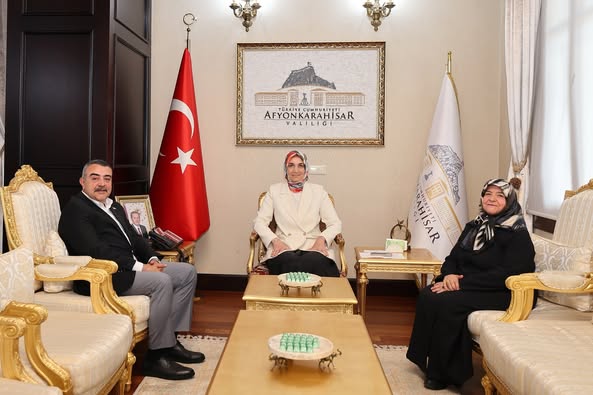 Afyonkarahisar Valisi Yiğitbaşı, MHP MYK Üyesi Korkmaz Ailesini Makamında Ağırladı