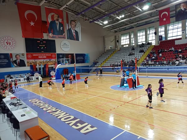 Afyonkarahisar'da Mini Kızlar Voleybol Coşkusu Devam Ediyor