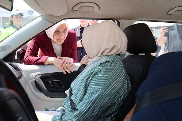 Afyonkarahisar Valisi Yiğitbaşı Kurban Bayramı'nda Vatandaşlara Baklava İkram Etti