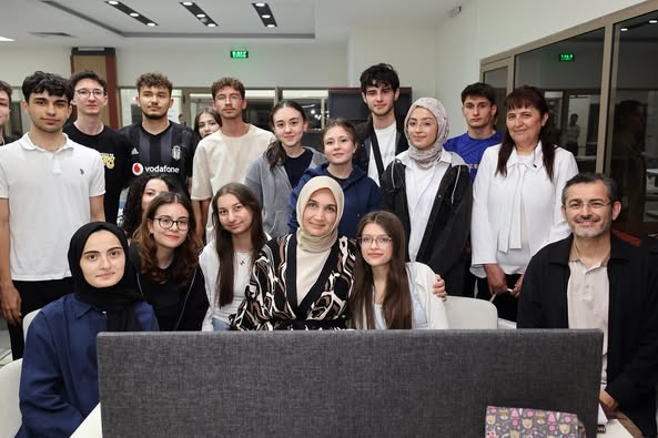 Afyonkarahisar Valisi, Öğrencilere Destek İçin Kütüphaneyi Ziyaret Etti
