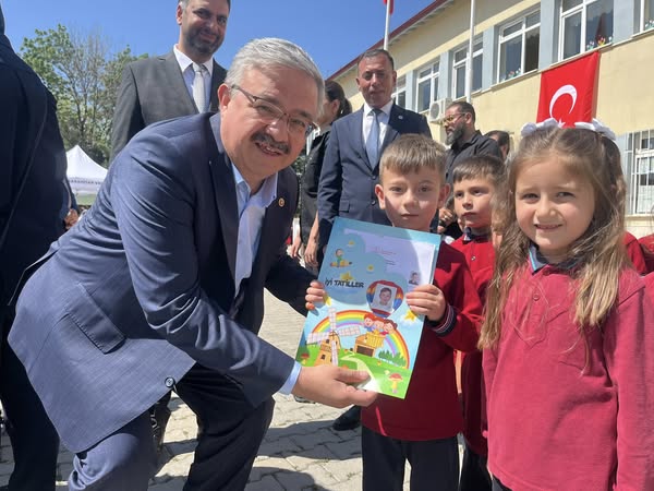 Afyonkarahisar'da Karne Heyecanı: Geleceğin Teminatı Öğrenciler Tatil Şenliğinde