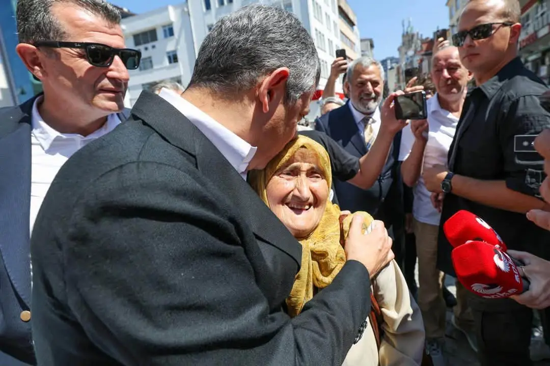 Özgür Özel, Rize'de YENİ Parti'yi tanıttı