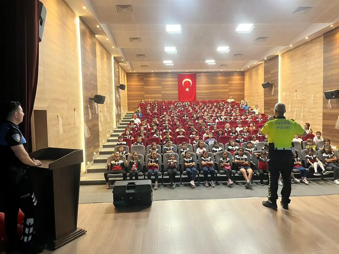 Emniyet Müdürlüğü Öğrencilere Bilgilendirme Yaptı