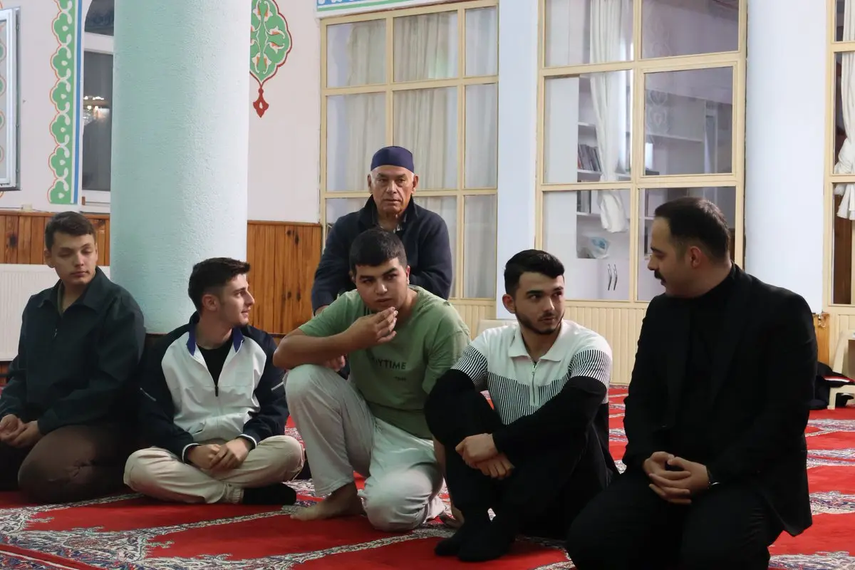 Kaymakam Adem Levent, gençlerle sabah namazında buluştu