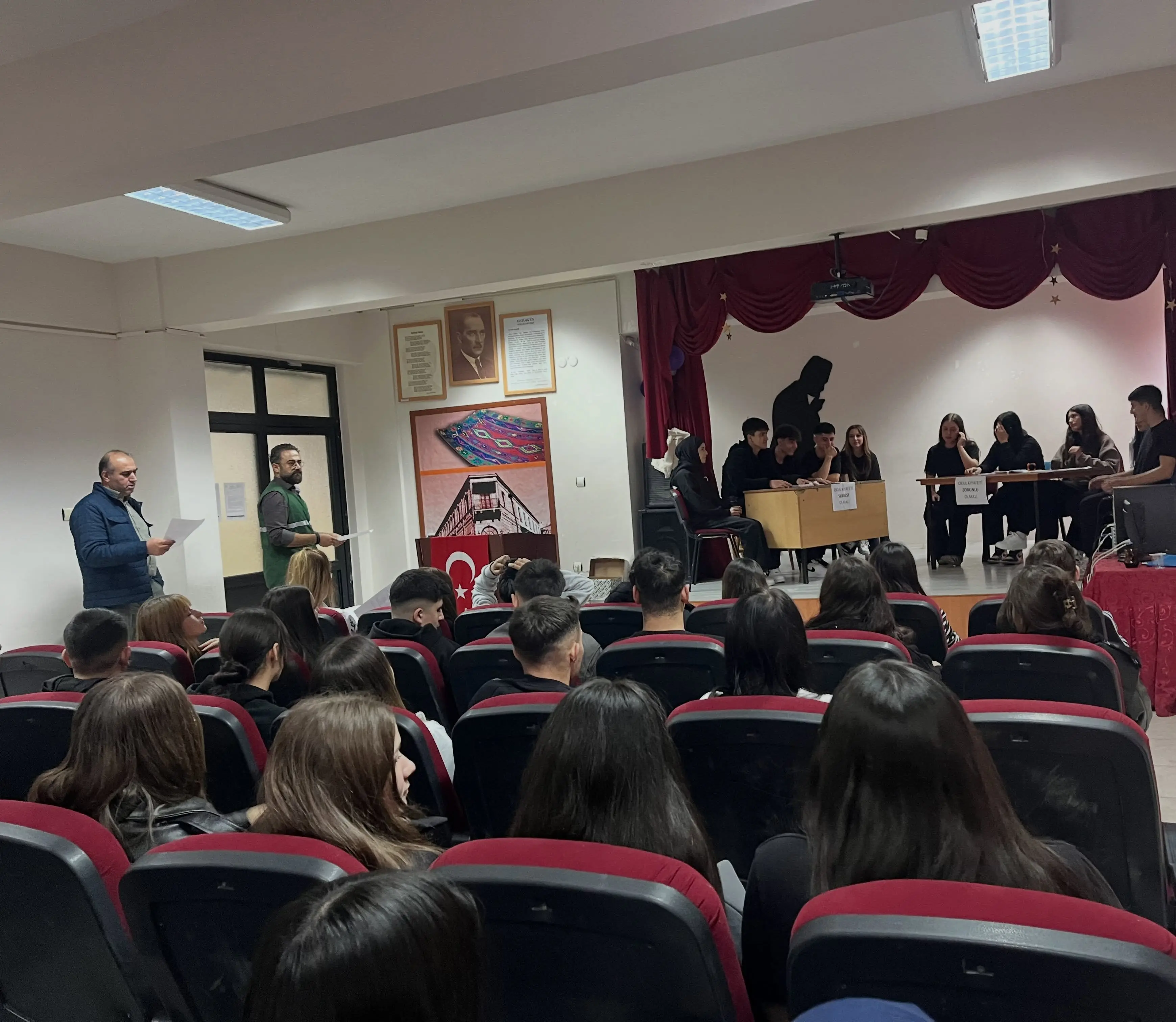 Gençlerin Fikirleri Münazara Kürsüsünde