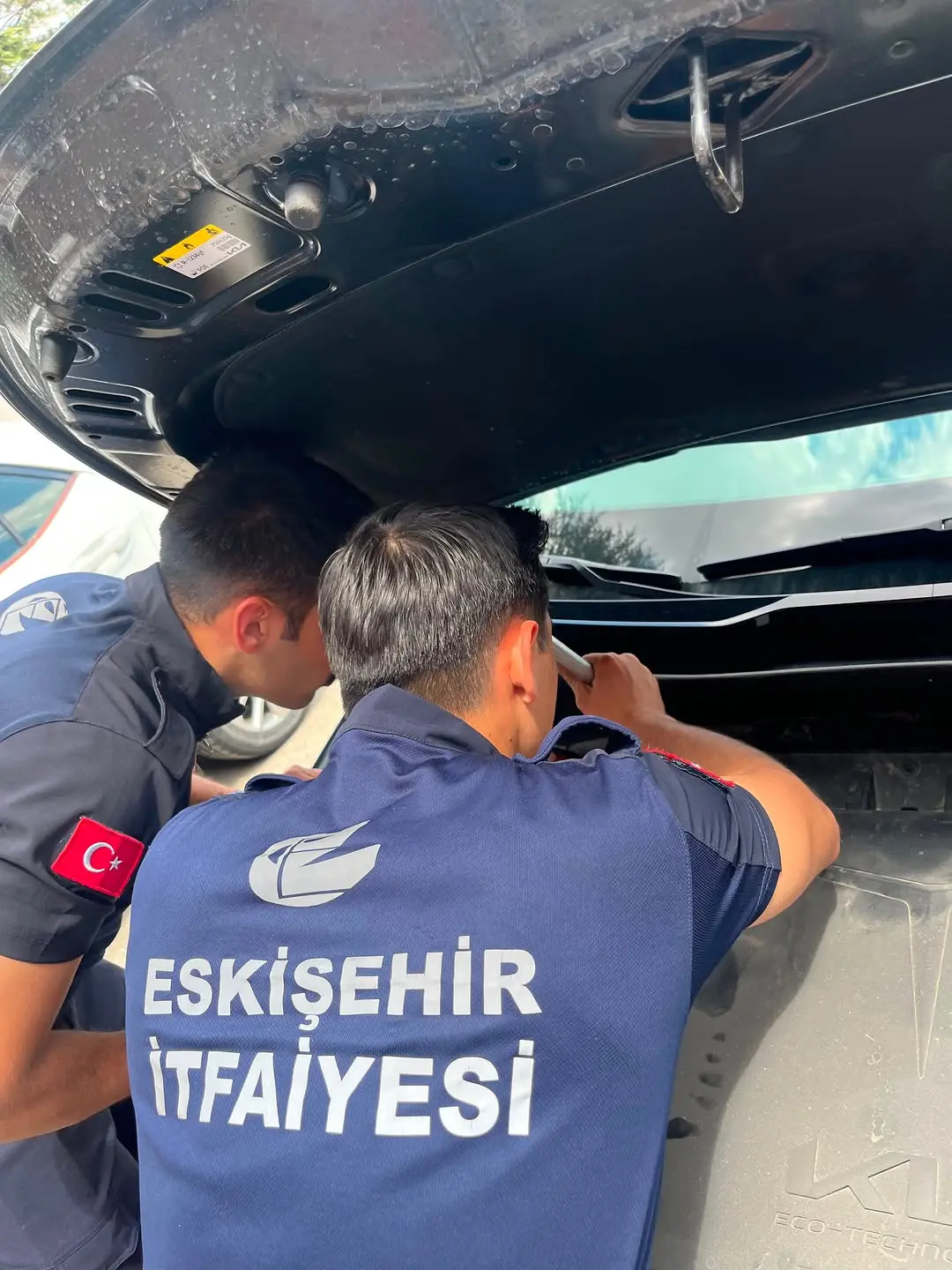 Yenikent'te mahsur kalan kedi kurtarıldı