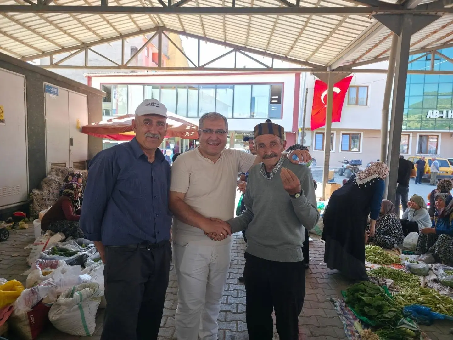 Başkan Ünlü, Sebze Pazarı'nı ziyaret etti