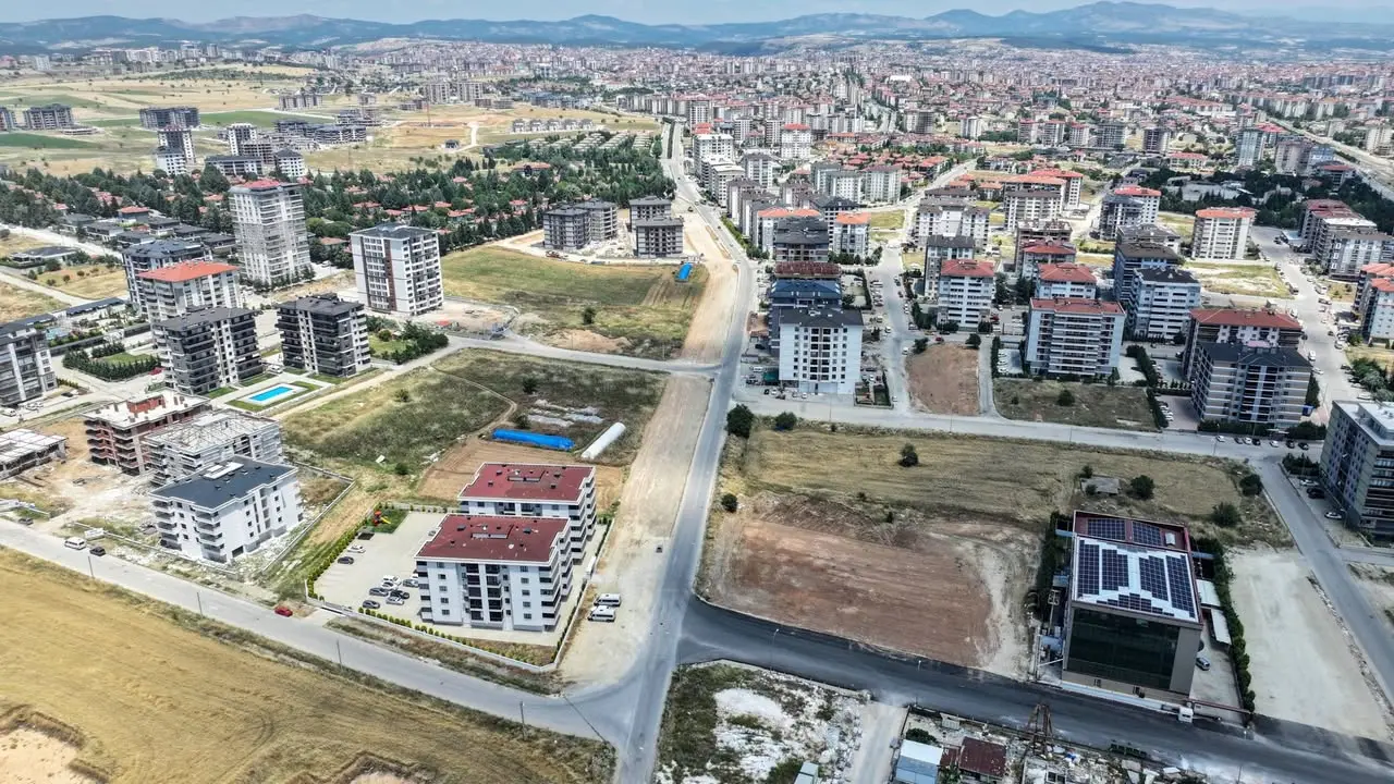 Uşak'ta Batıkent Caddesi'nde genişletme çalışmaları başladı