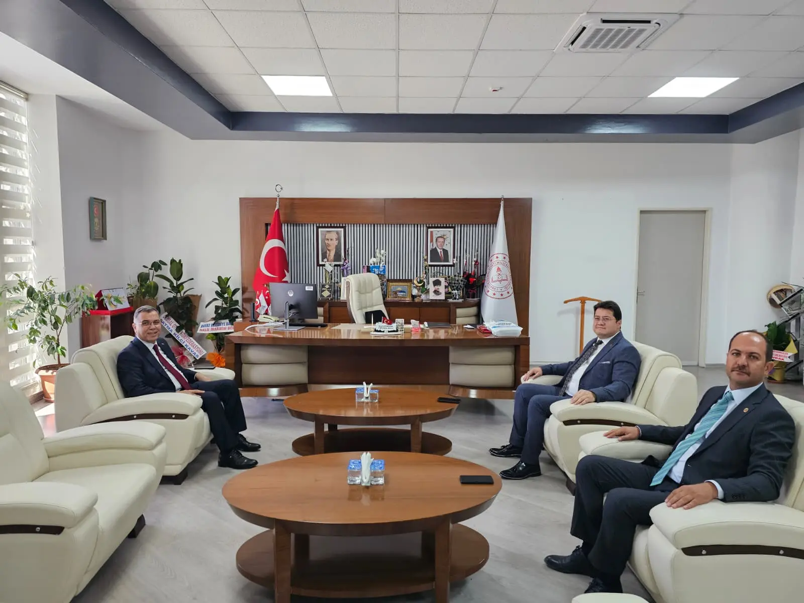 Bolvadin Belediye Başkanı, Eğitim Müdürü'nü Ziyaret Etti