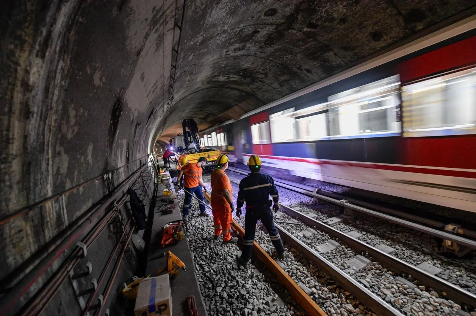 İzmir Metrosu'nda ray yenileme çalışmaları sürüyor