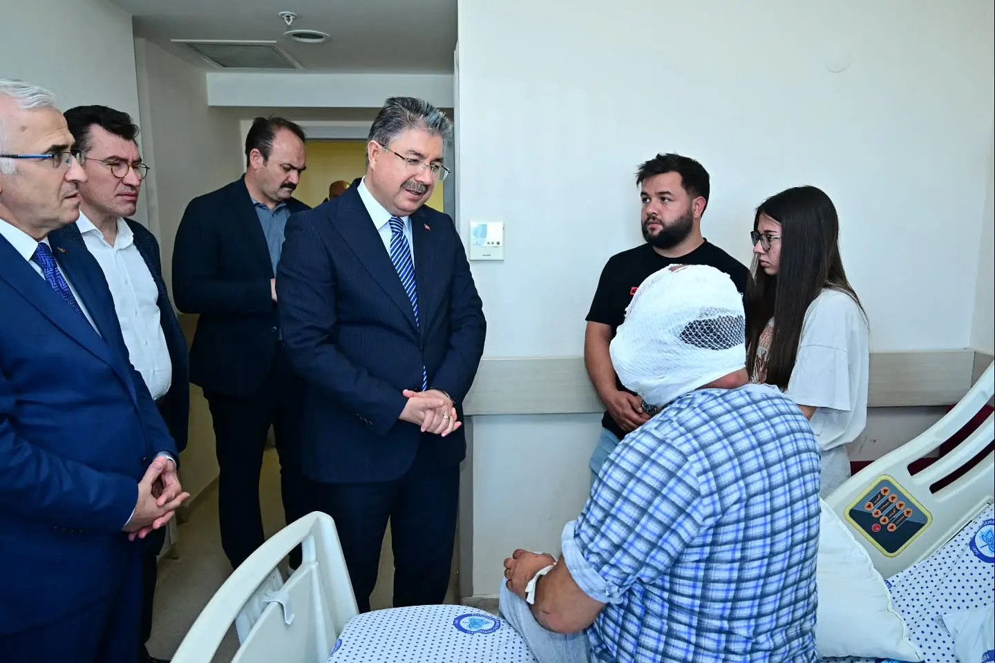 Vali Yılmaz, yaralı itfaiye personelini ziyaret etti