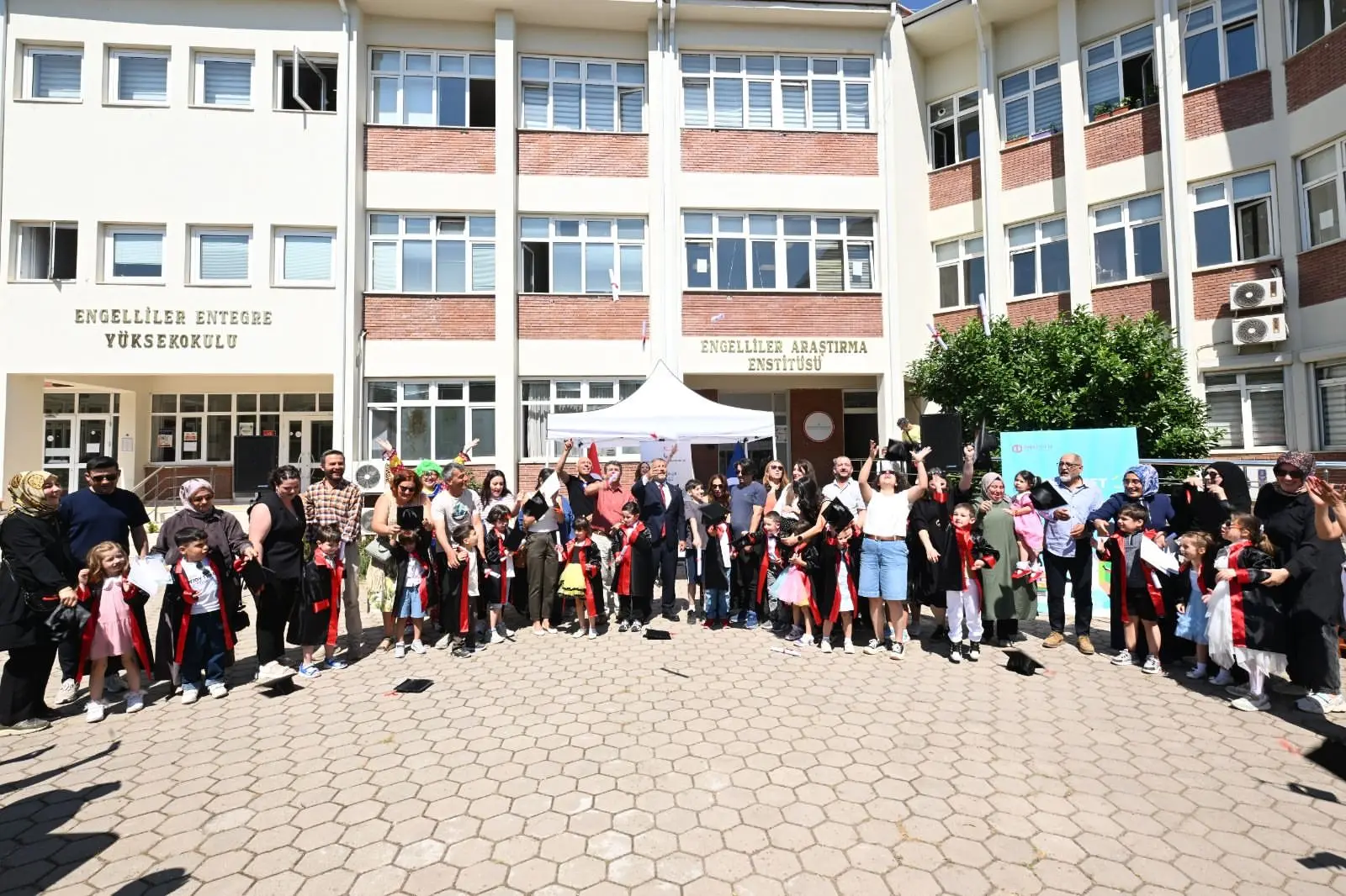 Anadolu Üniversitesi'nde mezuniyet töreni gerçekleştirildi