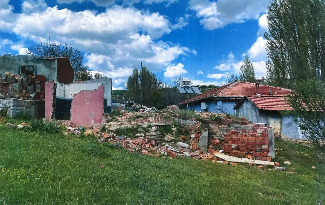 Uşak Belediyesi metruk yapıları yıkmaya devam ediyor
