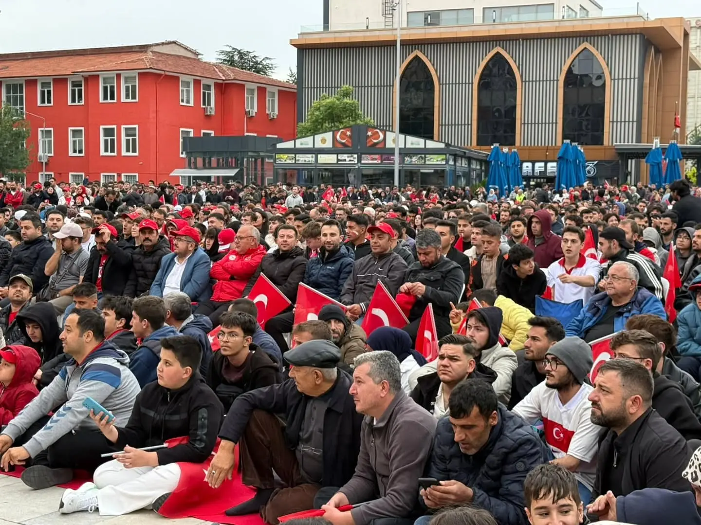 Millî takım heyecanı Zafer Meydanı'nda yaşandı
