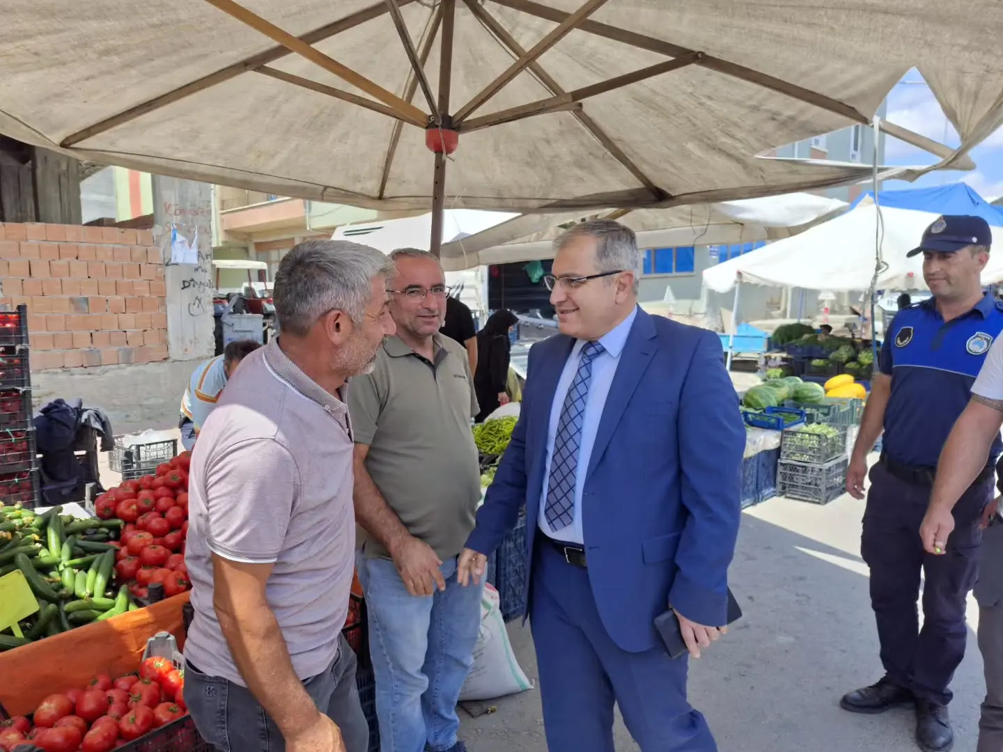 Başkan Ünlü, sebze pazarını ziyaret etti