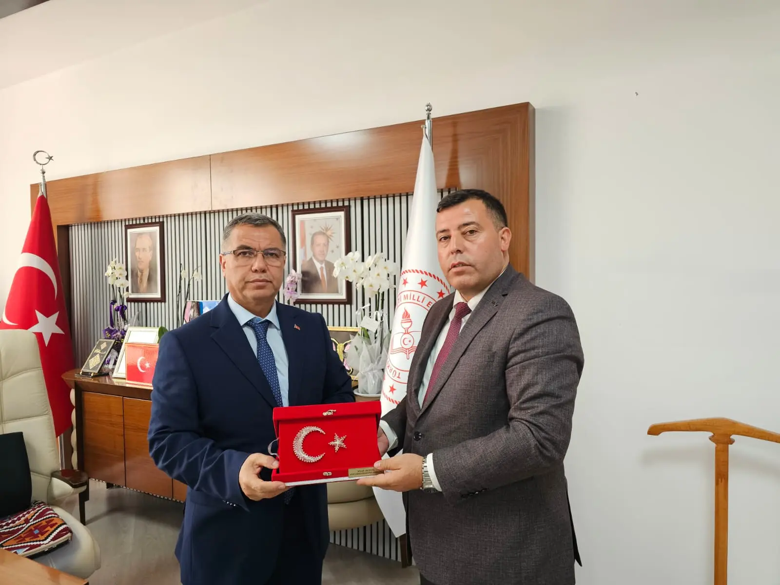 Belediye Başkanları Eğitim Müdürü'nü Ziyaret Etti