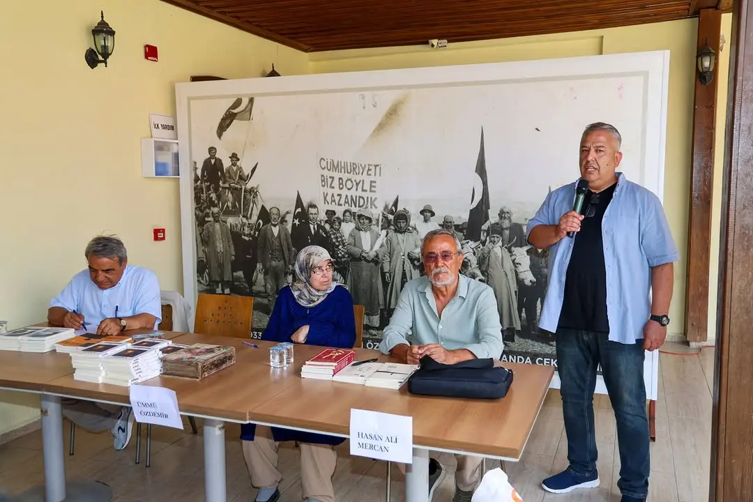 Uşak'ta Edebiyat İmza Günü Düzenlendi