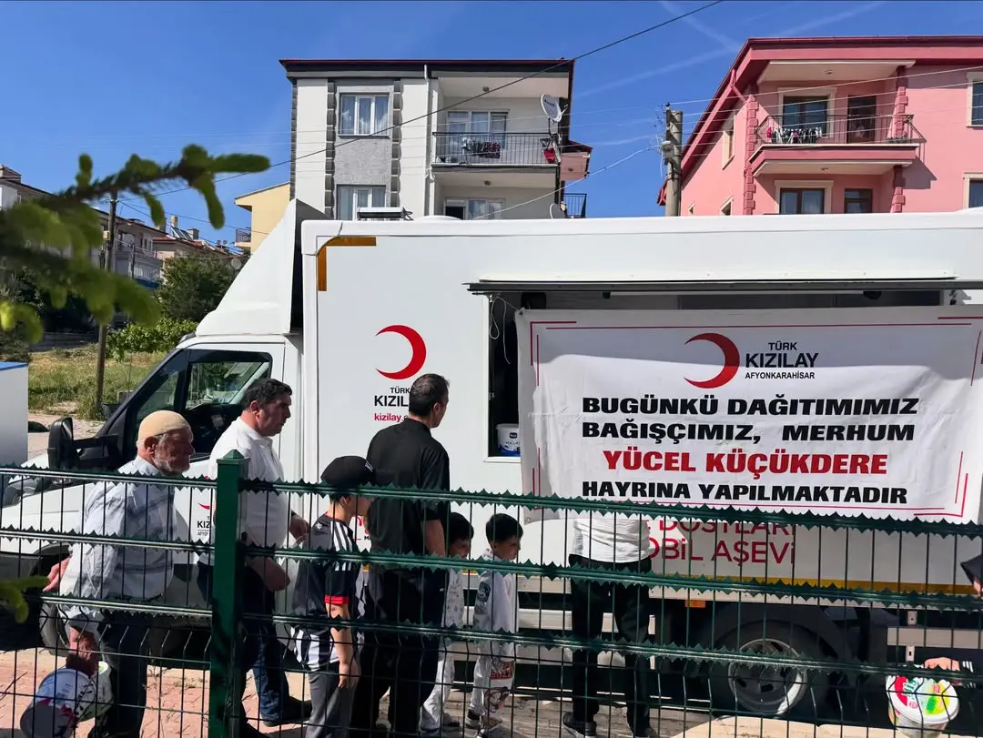 Esentepe Mahallesi'nde mobil aşevinden çorba dağıtımı