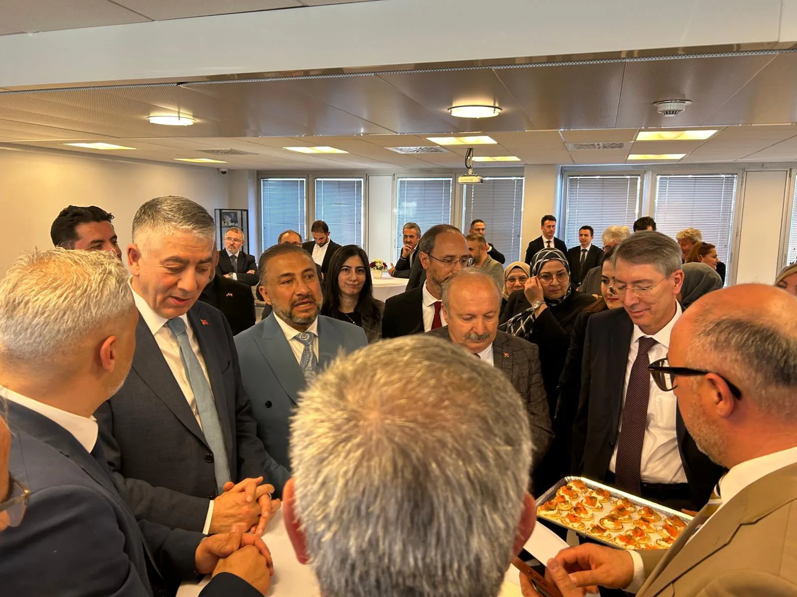 Deputy Minister Özel Meets Turkish Community in France