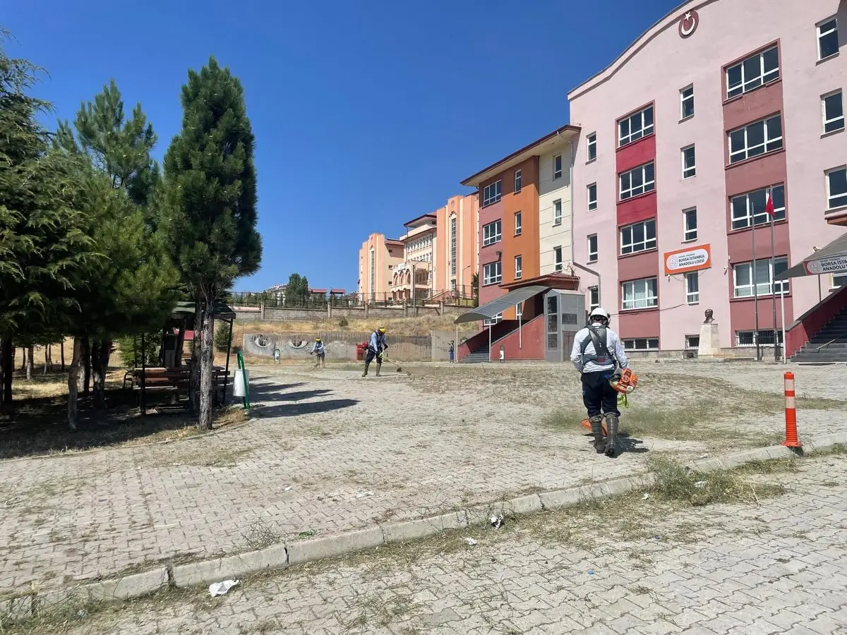 Okul Tören Alanı Yabani Otlardan Temizlendi