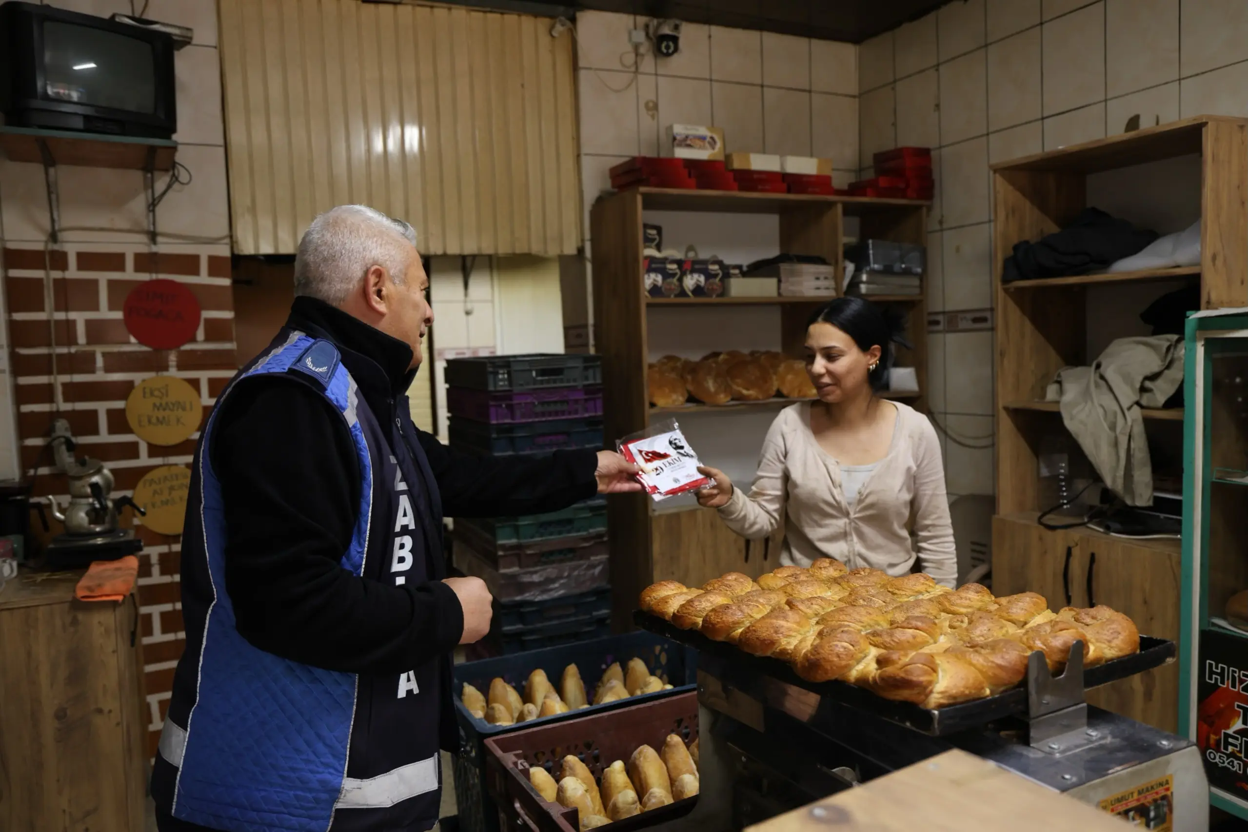 Dinar'da Esnaflara Türk Bayrağı Dağıtımı