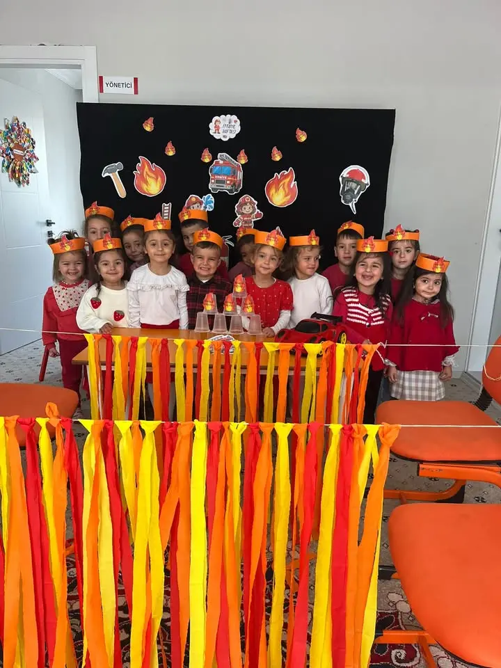 Minik itfaiyeciler yangın güvenliğini öğrendi