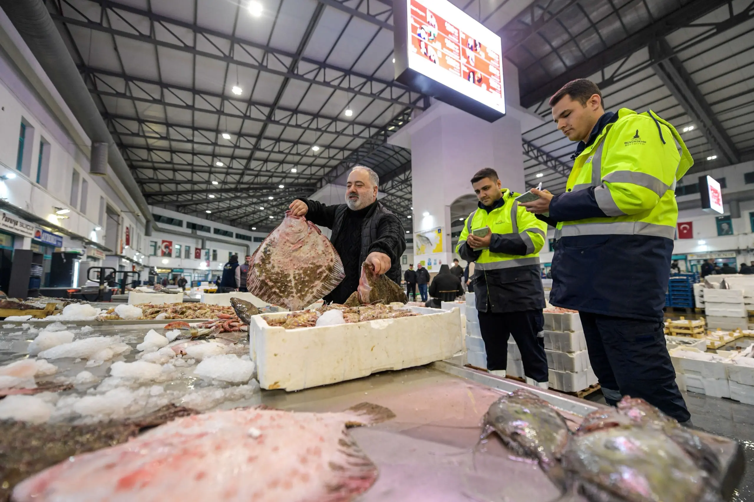 İzmir'de balık sezonu bereketli başladı