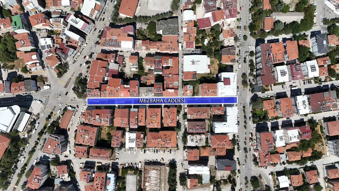 Mezbaha Caddesi'nde Üstyapı Çalışmaları Başladı