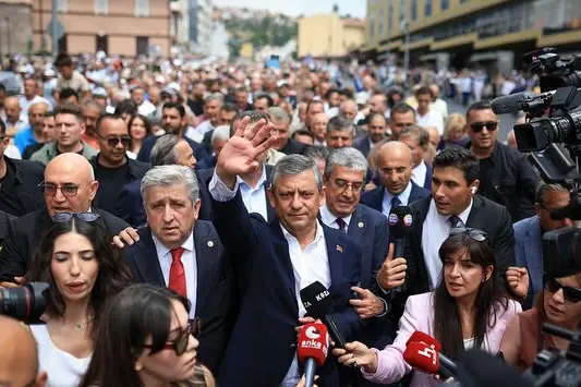 Özgür Özel ve YENİ Parti Birinci Meclis'i Ziyaret Etti