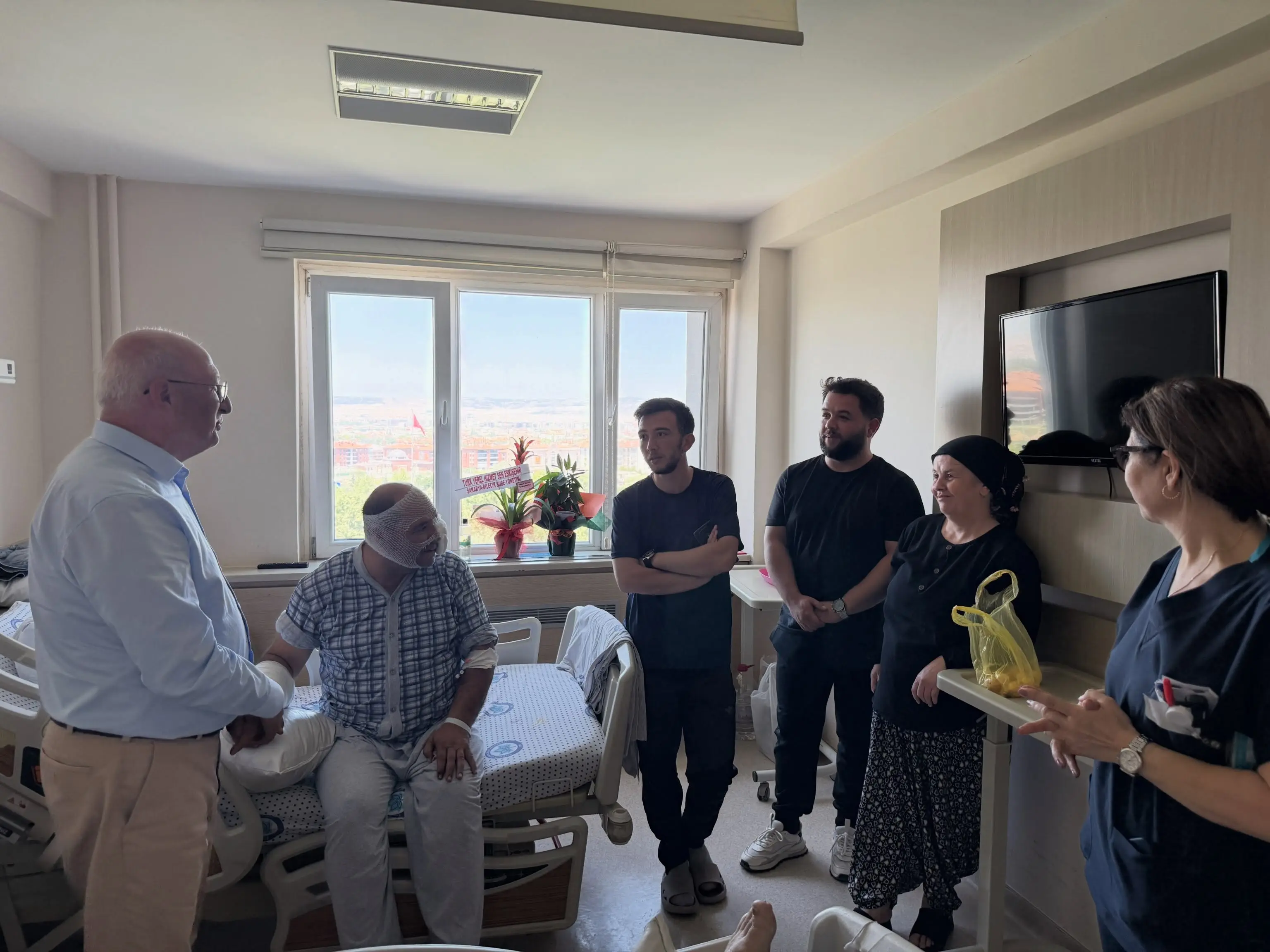 Yangın sonrası kazada yaralanan itfaiye personeline ziyaret