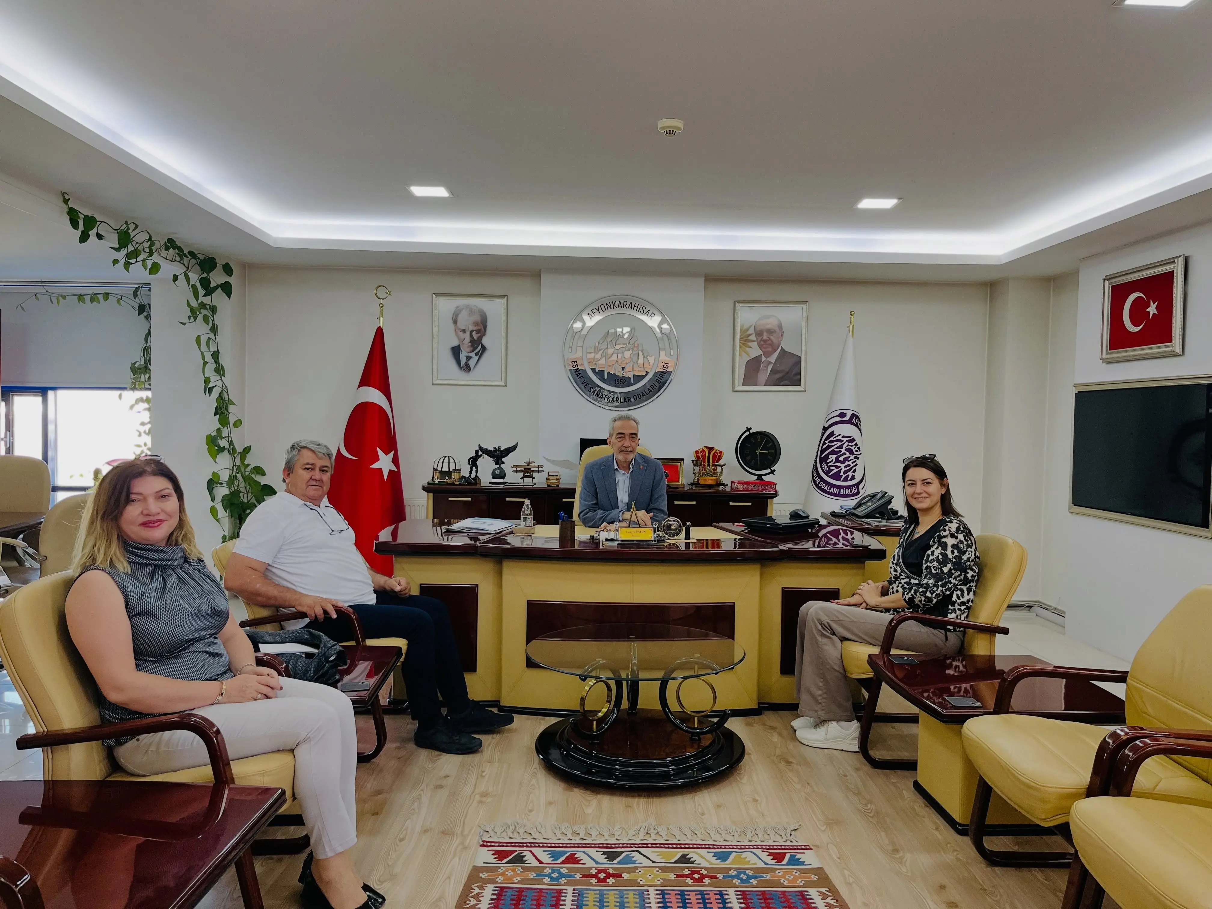Hakan Dilek ve ekibinden esnaf odasına ziyaret