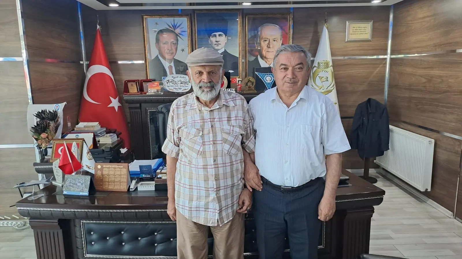 Turgut Özenç, belediyede ağırlandı
