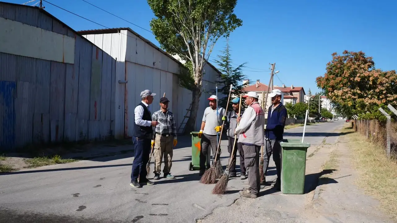 Bolvadin Belediyesi'nden Yenice Mahallesi'nde temizlik çalışması