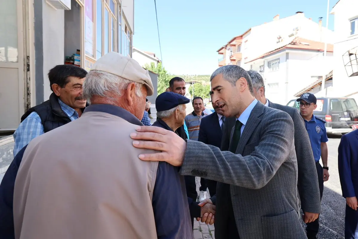 Vali Aktaş, Hocalar'da esnafla buluştu