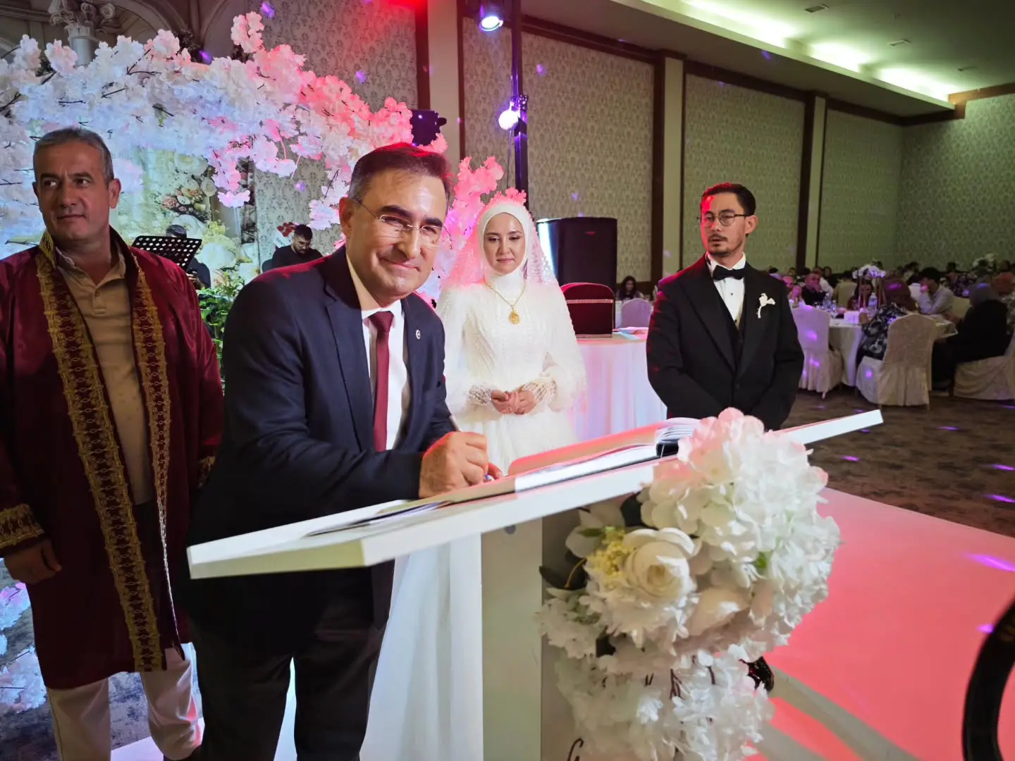 Düğün merasimine katıldı ve tebrik etti
