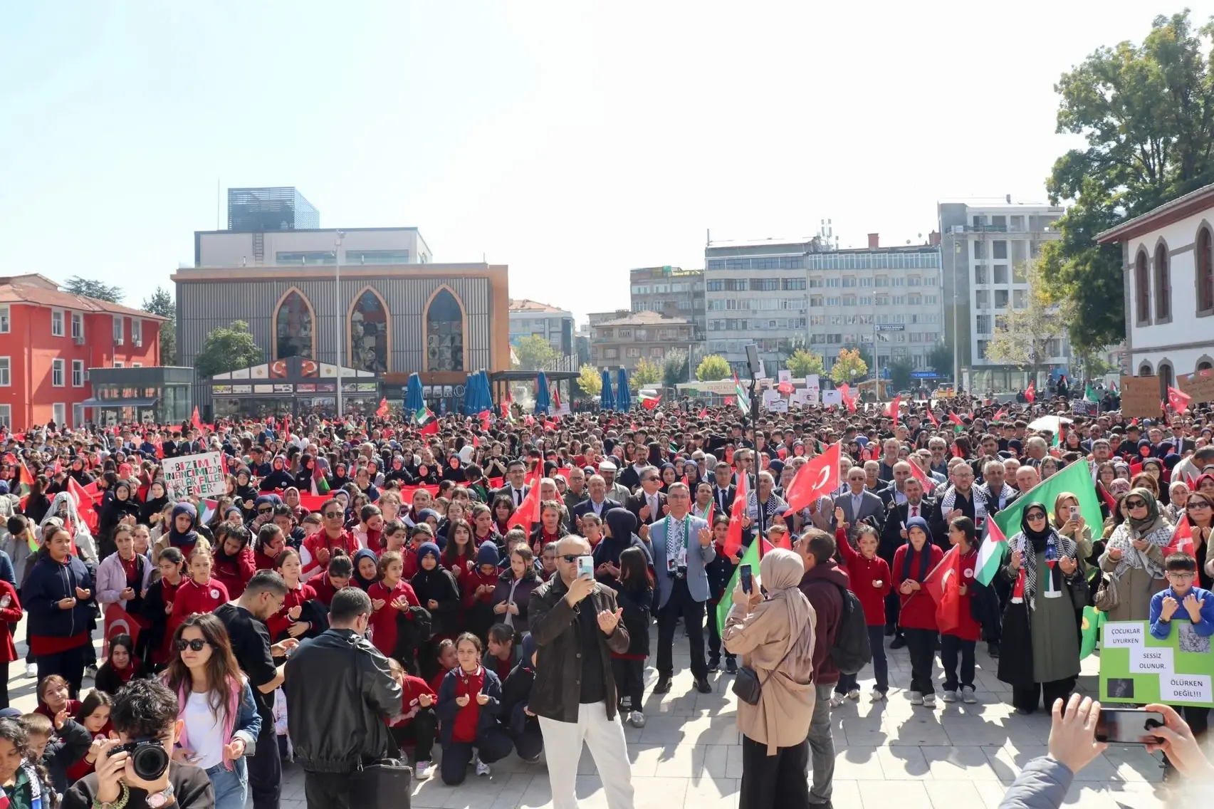 Afyonkarahisar'da Gazze için anlamlı yürüyüş düzenlendi
