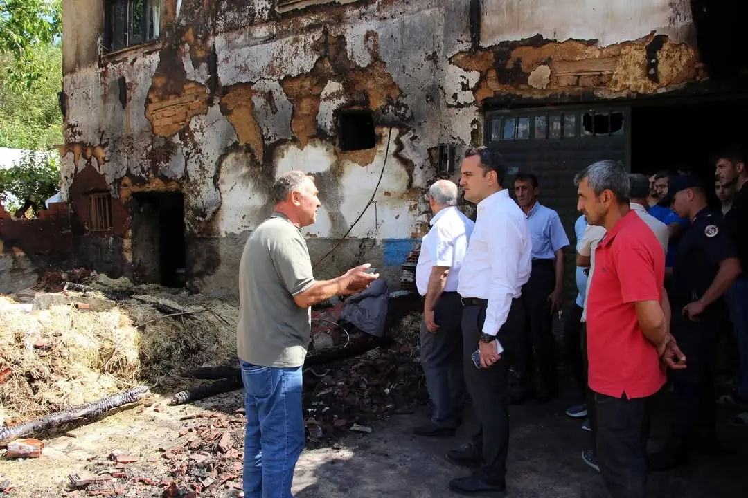 Kaymakam Çelik, yangın mağduru aileyi ziyaret etti