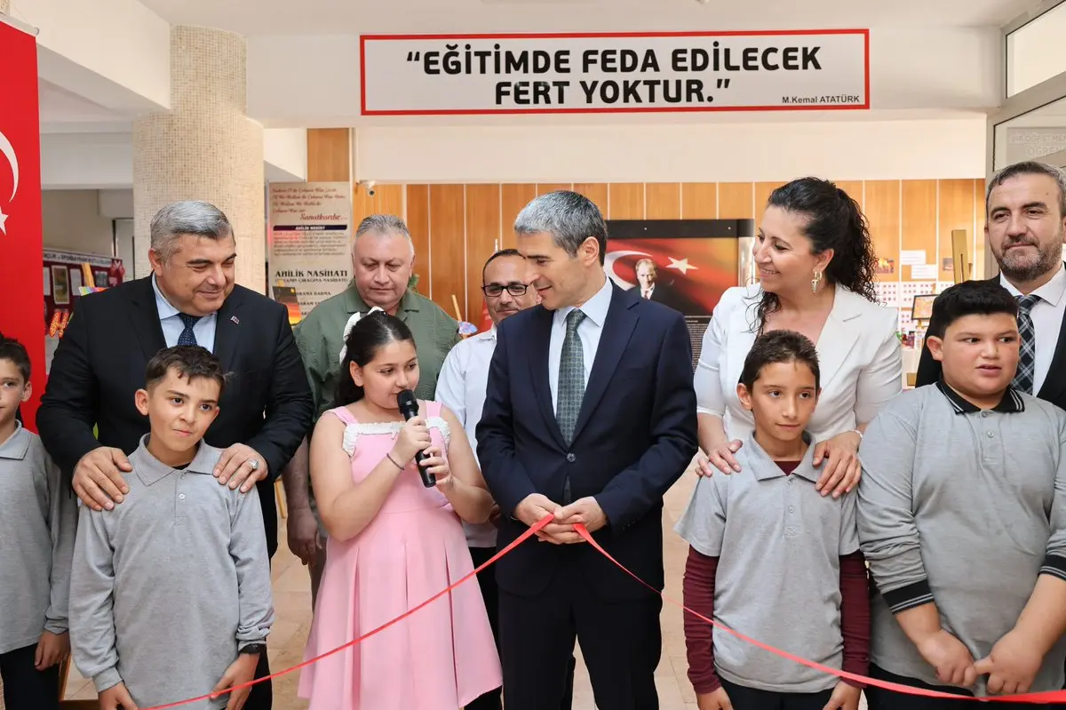 Vali Aktaş, resim sergisinin açılışını yaptı