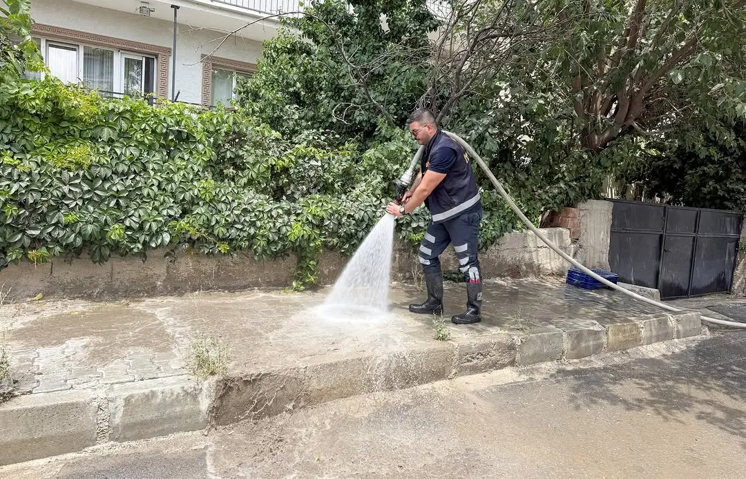 Ofis Caddesi'nde temizlik çalışmaları başladı