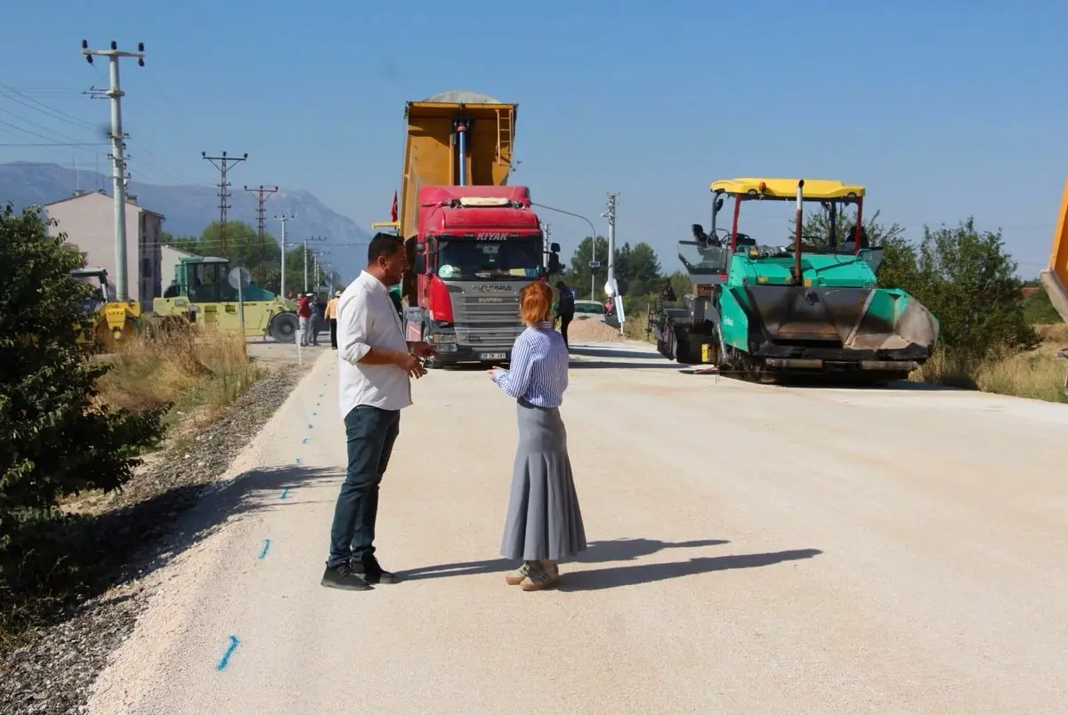 Başmakçı-Dinar yolu asfalt çalışmaları başladı