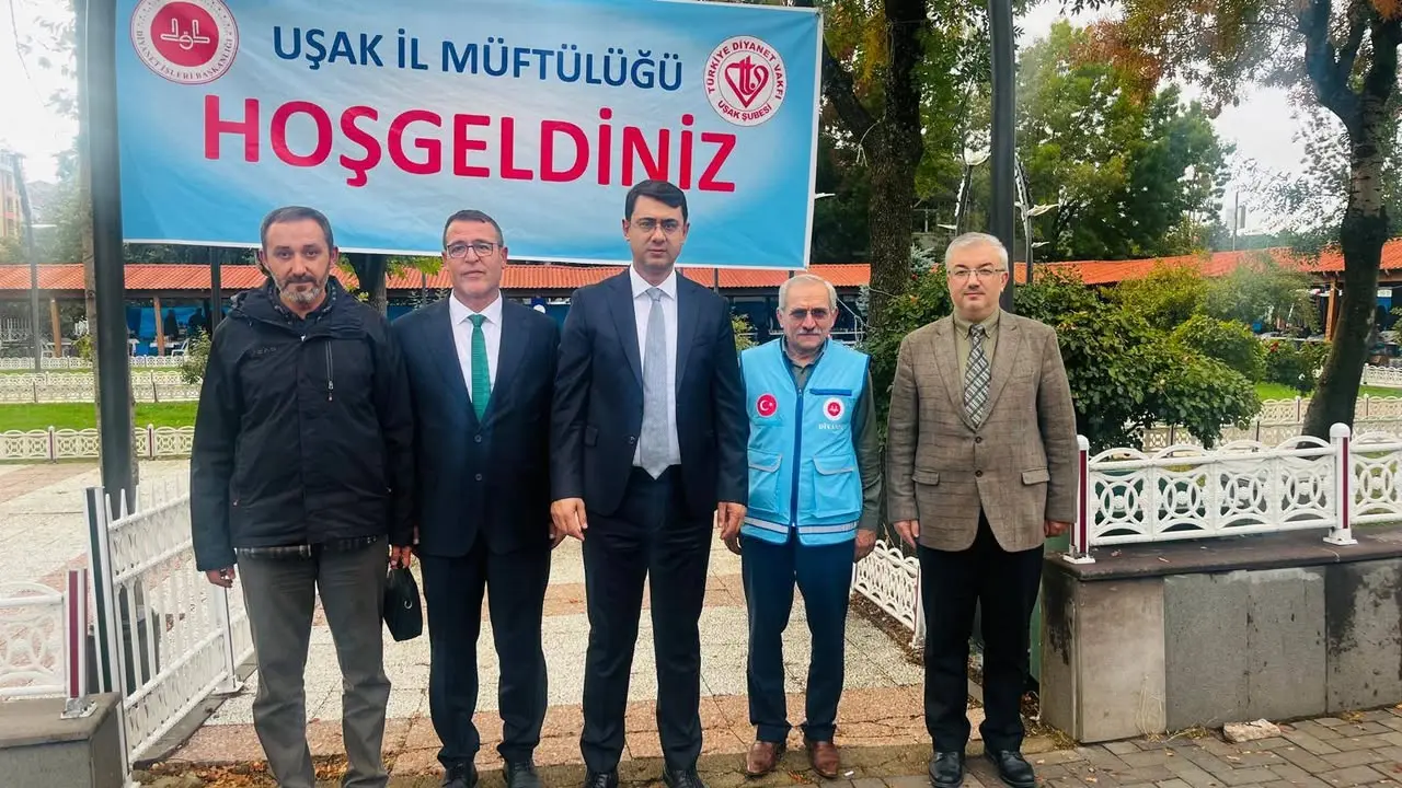 Uşak Valisi Hayır Çarşısı'nı Ziyaret Etti