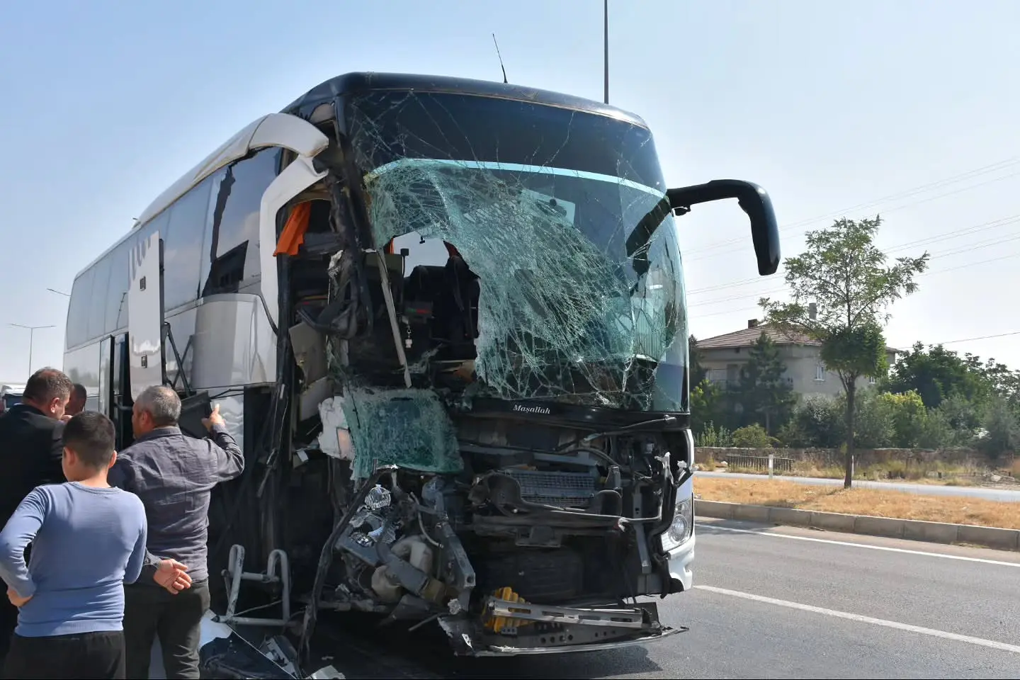 Sinanpaşa'da meydana gelen otobüs kazası