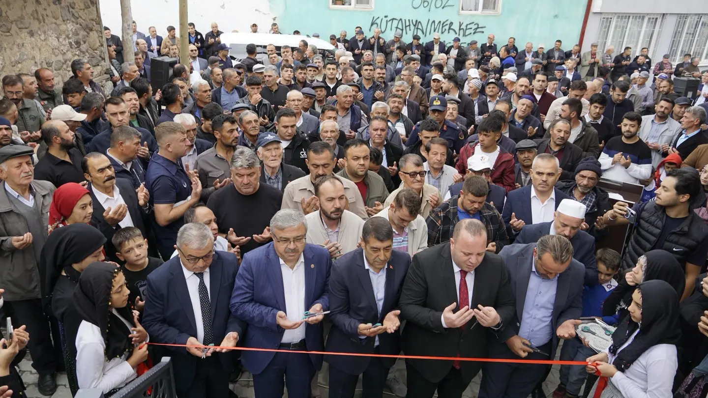 Bağışlarla tamamlanan caminin açılışı yapıldı