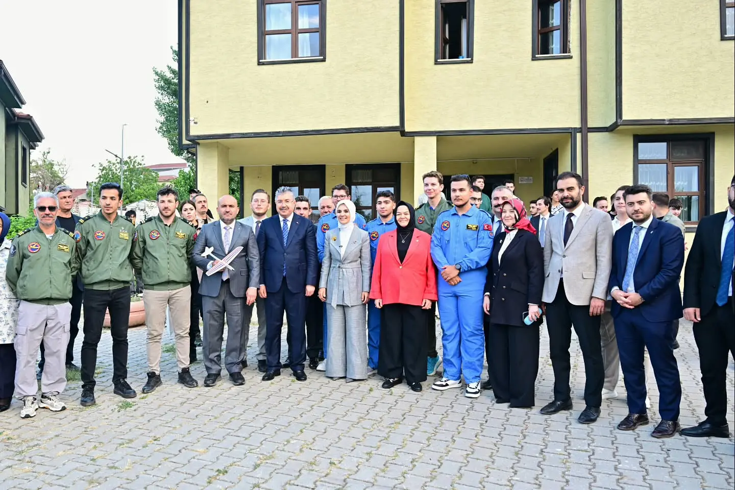 Bakan Göktaş, Çocuk Evleri Sitesi'ni Ziyaret Etti