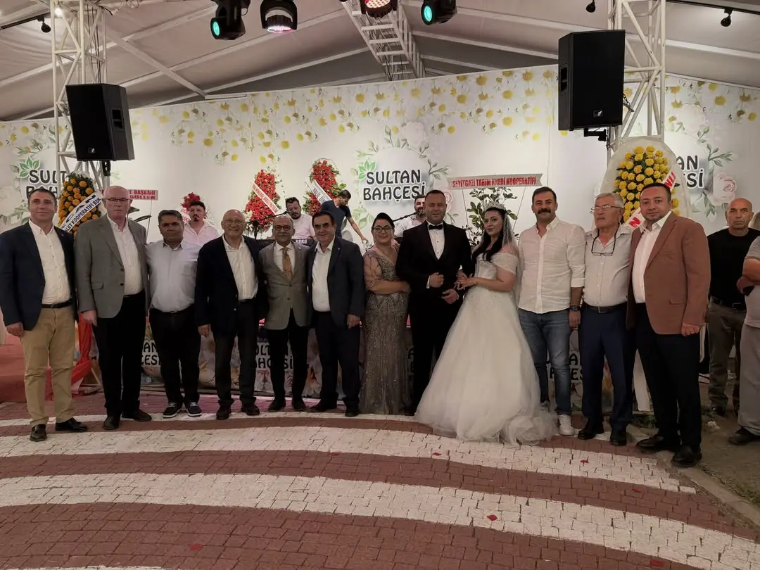 Düğün töreninde mutluluk paylaşımı