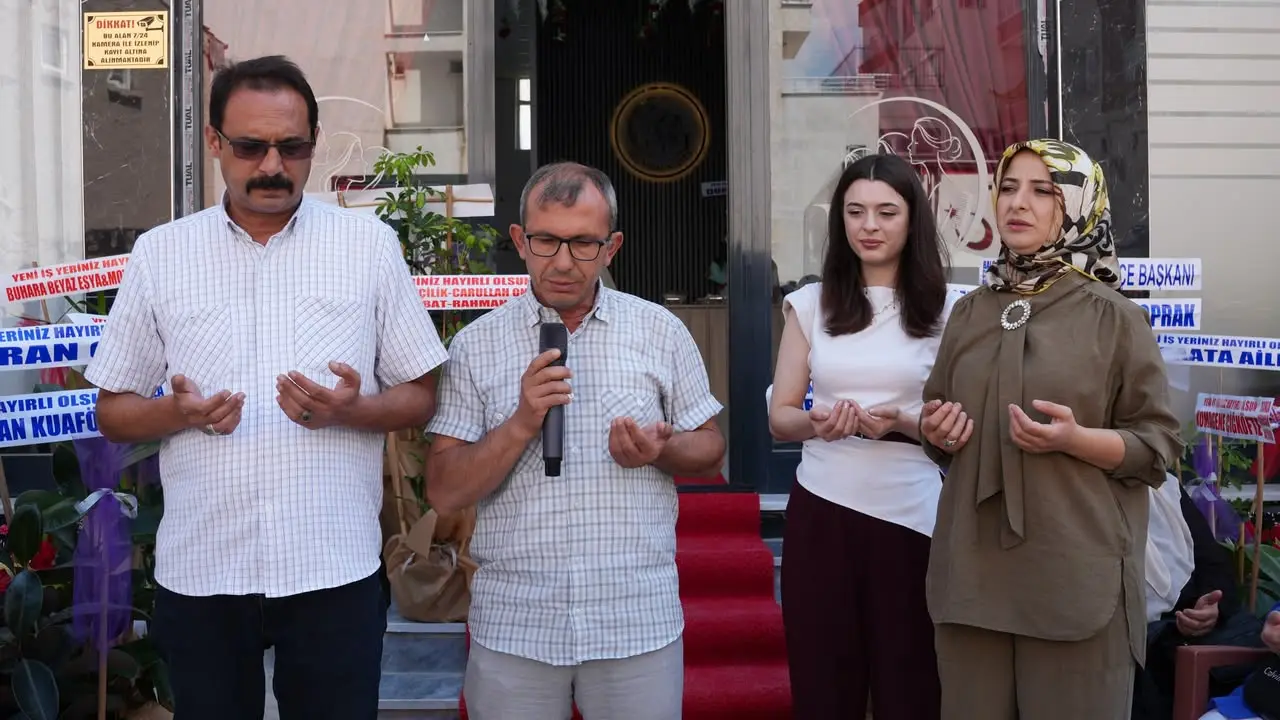 Bolvadin'de yeni kuaför ve güzellik salonu açıldı