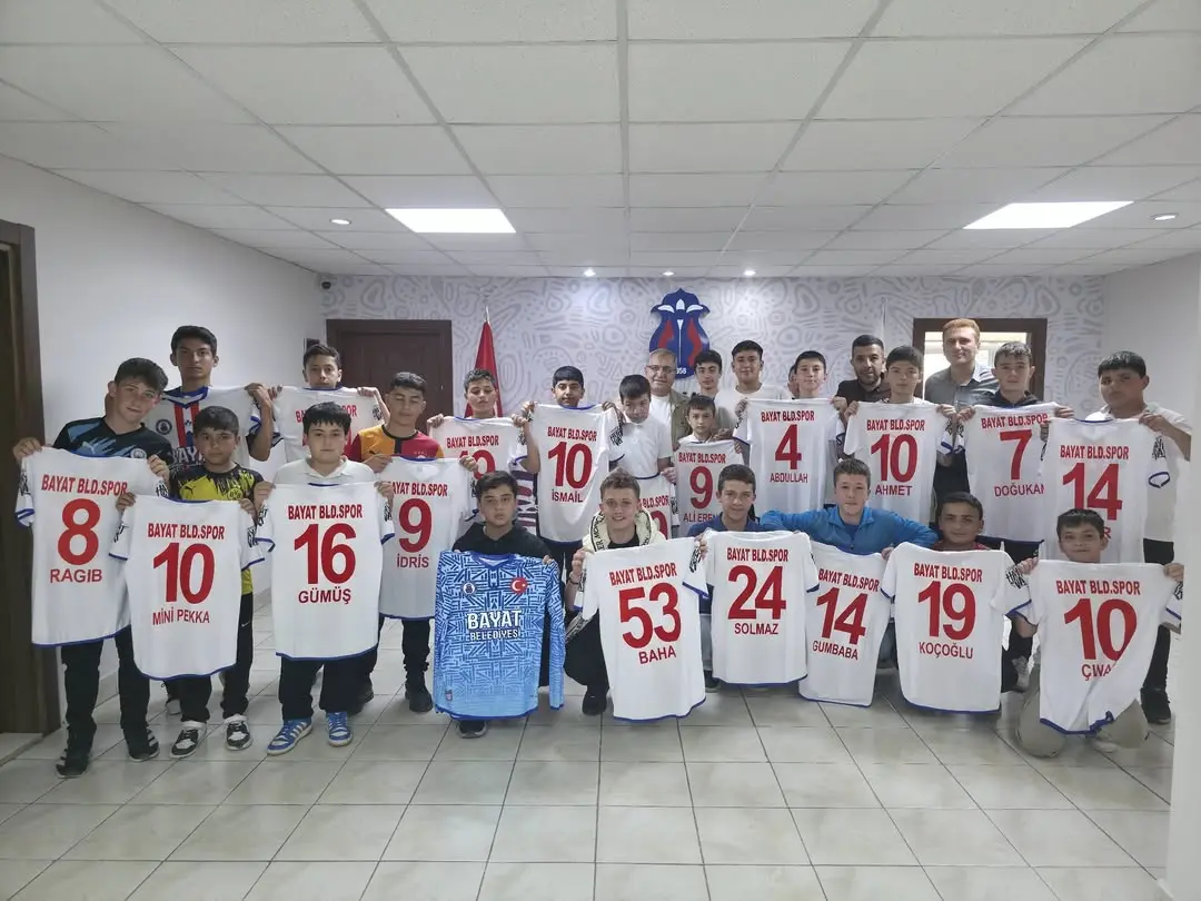 Bayat Belediyesi'nden genç sporculara forma desteği