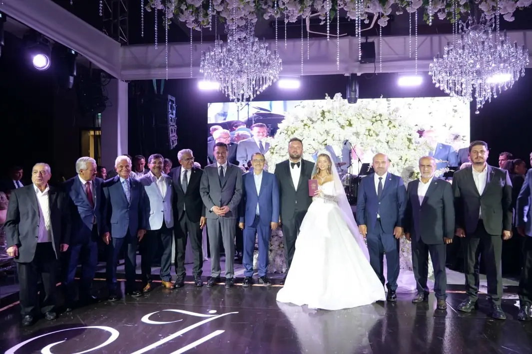 Düğün merasimine katıldı ve tebrik etti