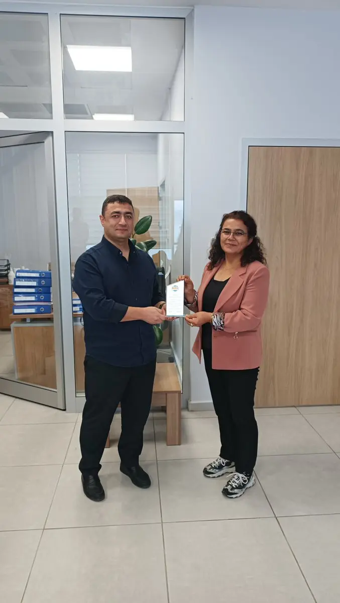 Emekli Çalışana Plaket Taktimi Yapıldı